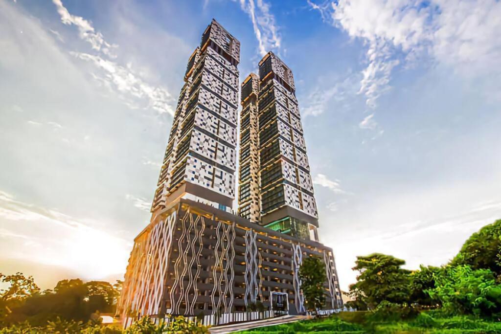 Rare Find Sky Infinity Pool 4 Pax, 2 * Johor Bahru